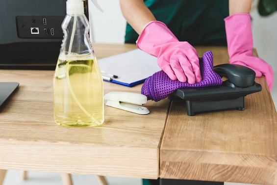 une personne nettoyant un bureau